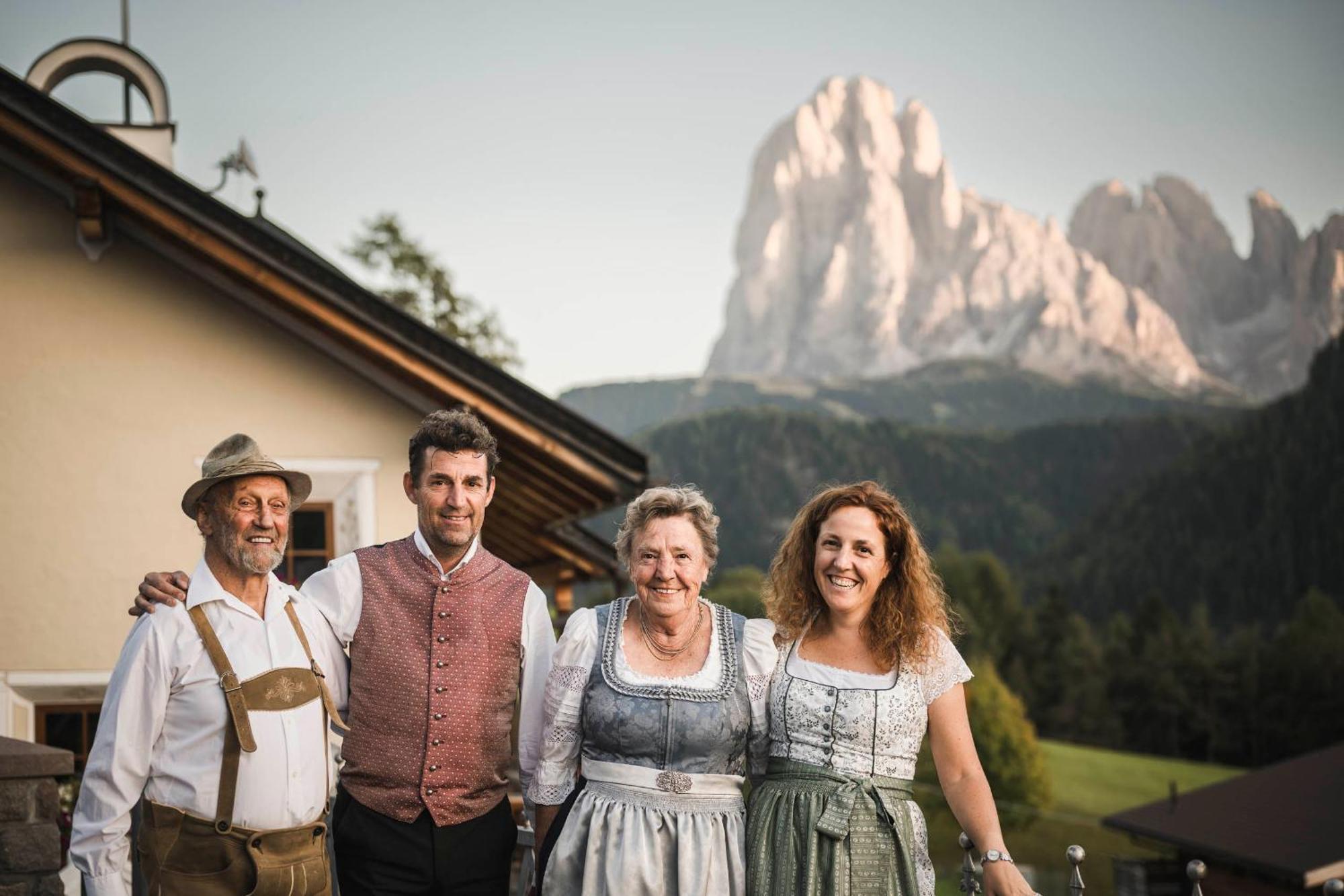 Hotel Ansitz Jakoberhof Urtijëi Buitenkant foto